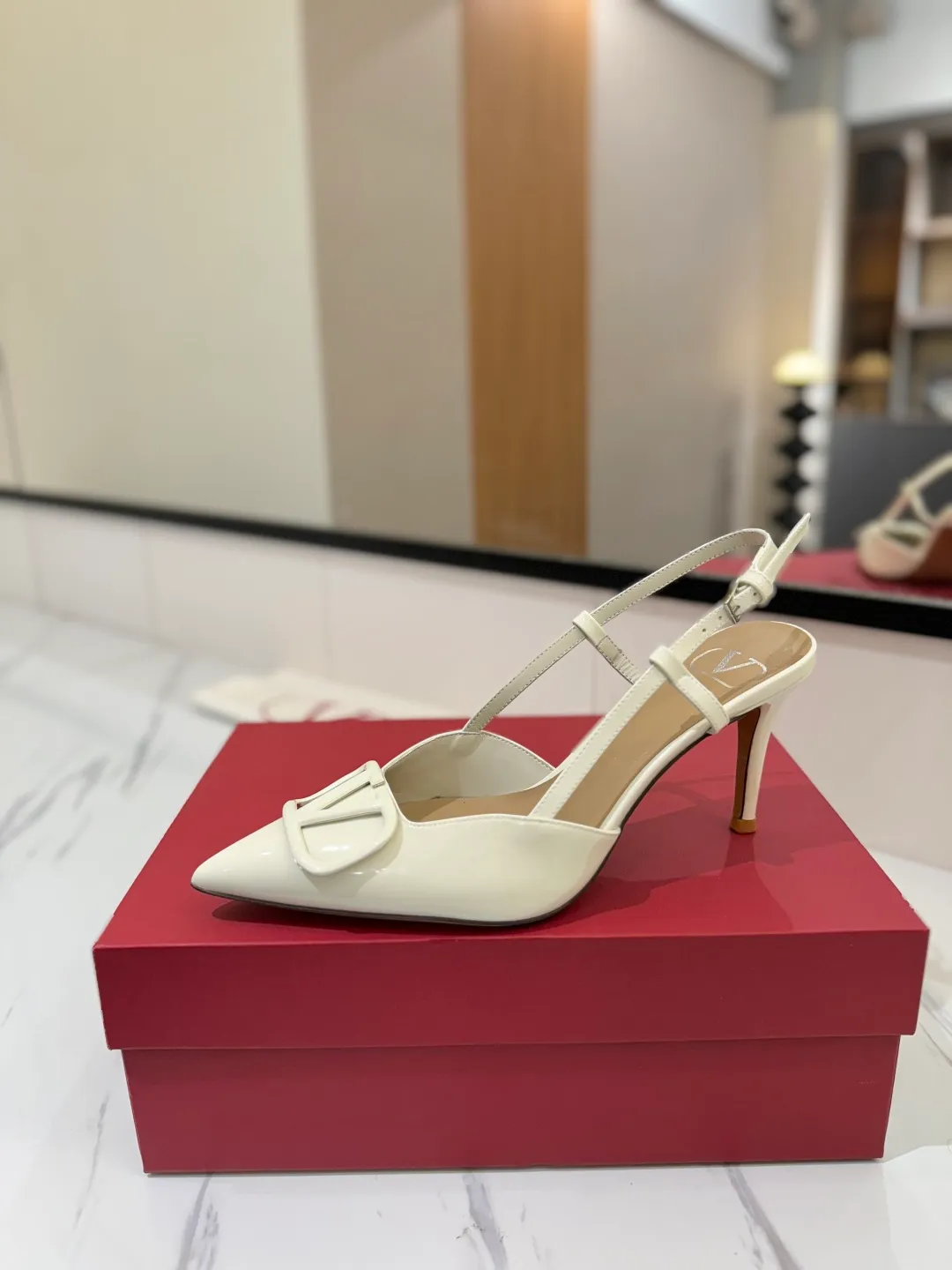 💕💕Factory direct selling price p520💕💕 Valentino launches a new series of sandals, sandals with pointed toe V-buckle sandals. The upper part of the foot is very pedicure-like. The key point is that it is very good and easy to control. It does not grind or tire your feet. It is a walking artifact! Metal VLOGO diamond buckle elements, full of high-end sense! It became sweet instantly.  The avant-garde VLOGO SIGNATURE shoe series interprets VALENTINO GARAVANI's candid attitude. Valentino Garavani V logo back hollow sandals with VLogo Signature decoration, platinum tone VLogo Signature decoration! Upper: imported patent leather Lining: imported goatskin Outsole: Italian leather outsole Heel height: 8cm Size: 35-39 (34-40-41-42 customized size)